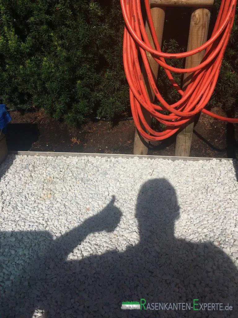 Beeteinfassung Aluminium 3m gerade mit Rasenkantensteinen 5 Daumen hoch Rasenkanten Experte