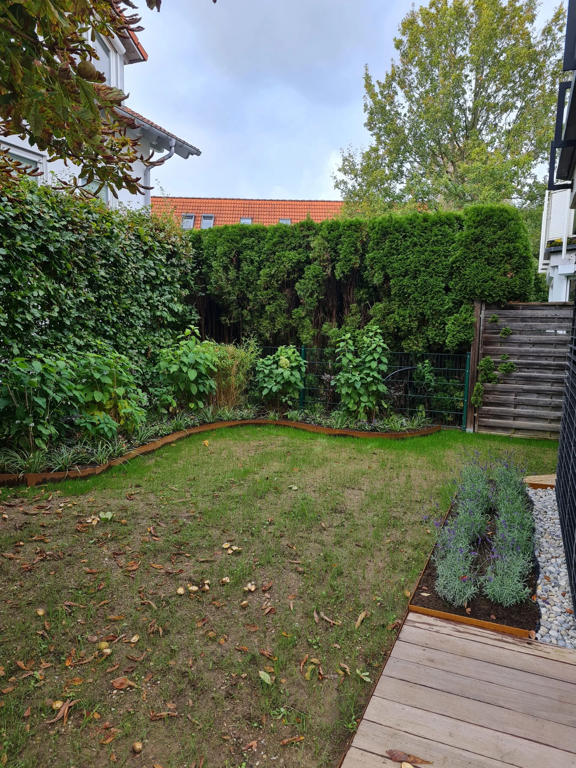 Flexible Cortenstahl Rasenkante im Garten