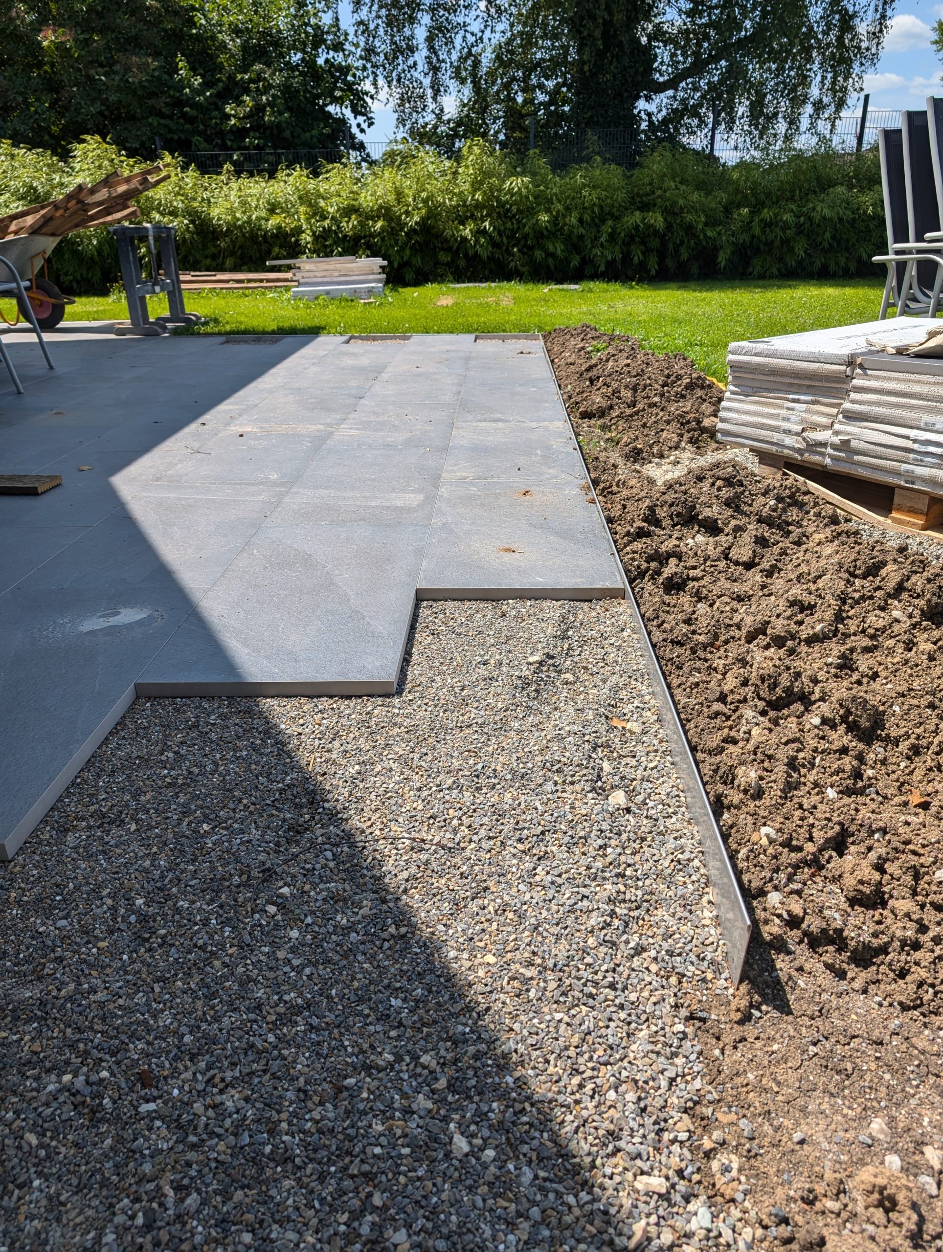 Vorbereitung Terrasseneinfassung mit Rasenkante