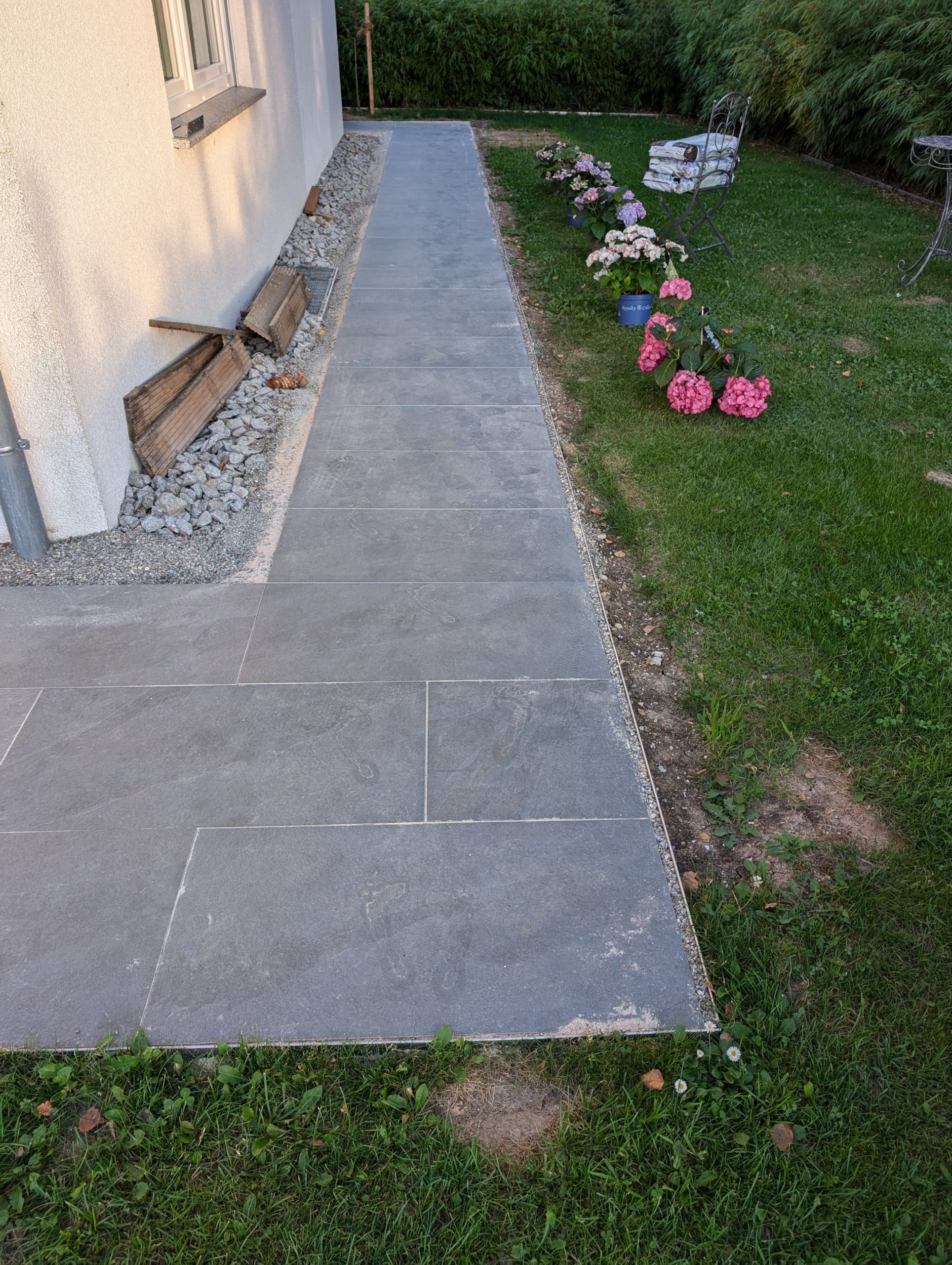 Fertiger Gartenweg mit Rasenkante als Einfassung