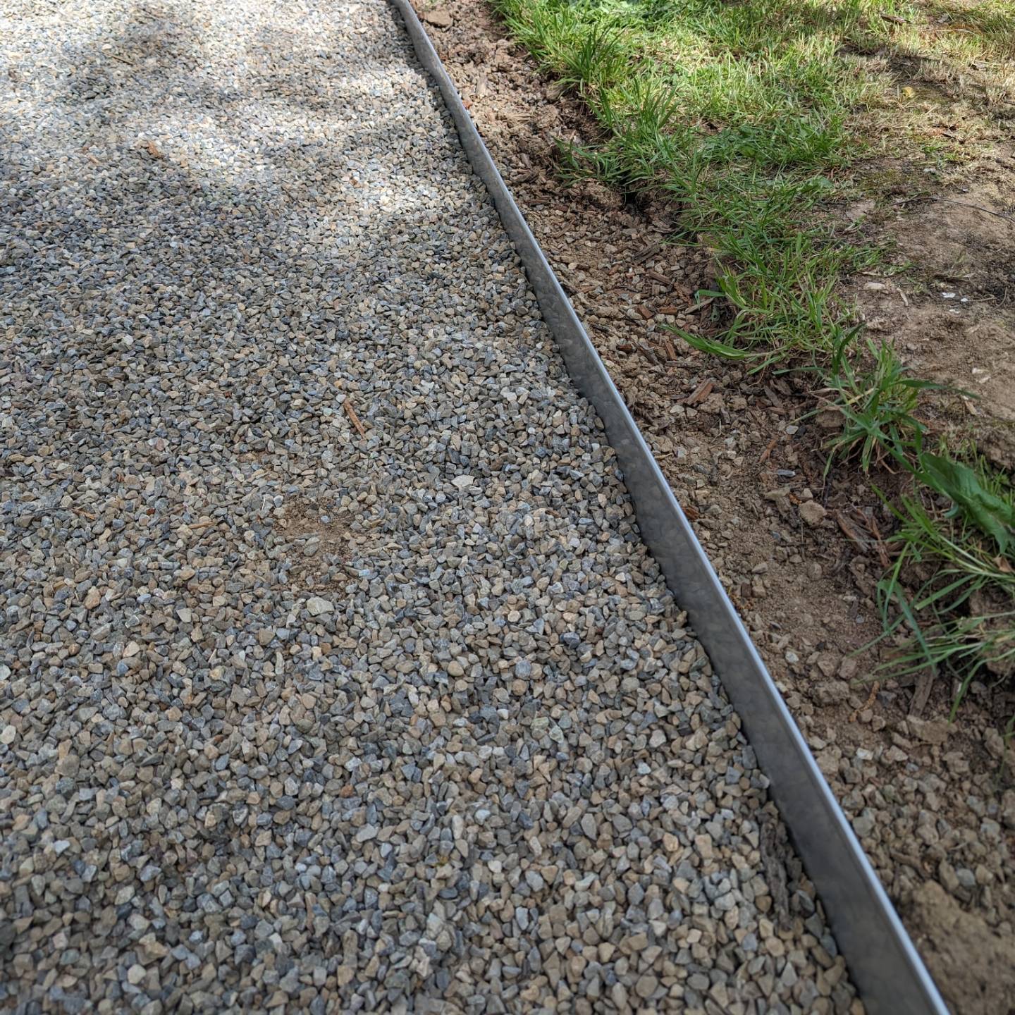 Rasenkante gerade mit Splittbett und Erde zum Rasen aufgefüllt